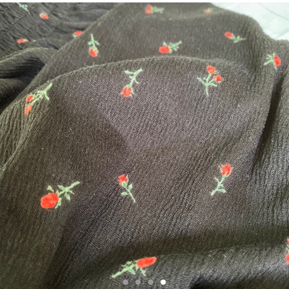 🌹 H&M floral off the shoulder top 🌹 - Picture 4 of 4